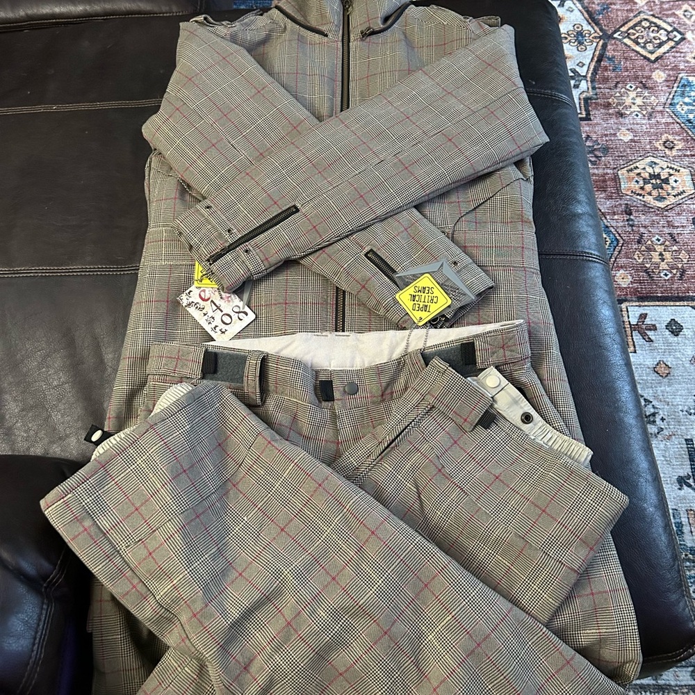 E408 Women’s large snowsuit!